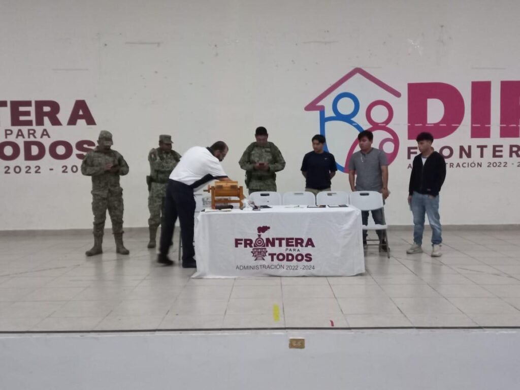 participan jóvenes en sorteo militar