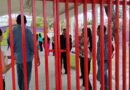 Padres retienen a ex tesorera por negarse a devolver tarjeta con dinero del kinder