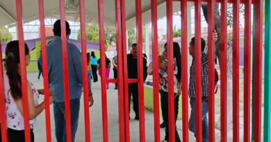 Padres retienen a ex tesorera por negarse a devolver tarjeta con dinero del kinder