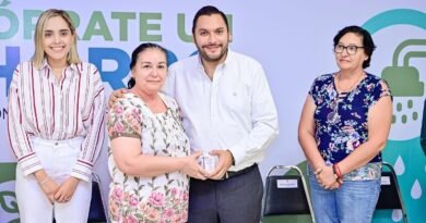 Entrega Carlos Villarreal regaderas ecológicas en Monclova