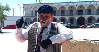Pichirilo: Entre celulares y corridos tumbados, el humor blanco lucha por sobrevivir