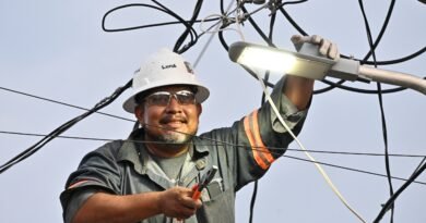 Rehabilita Sari Pérez el alumbrado en el ejido 8 de Enero