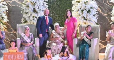 Frontera corona con orgullo a Esmeralda I, Reina del Adulto Aayor .
