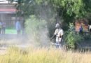 Con escoba y azadón, Sari lidera limpieza en la escuela Venustiano Carranza